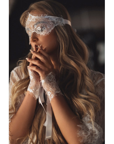 Maske mit Handschellen